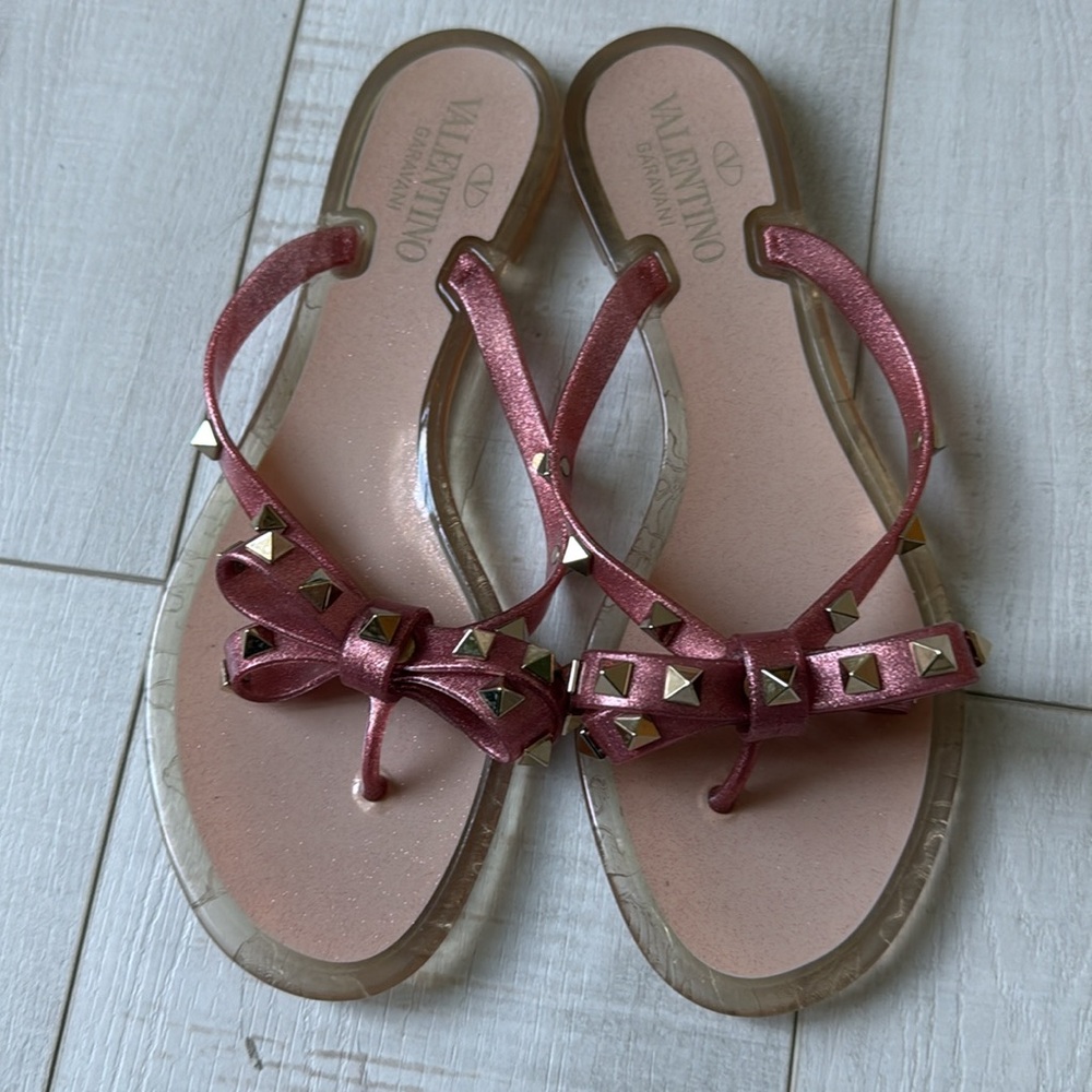 VALENTINO: RUBBER ROCKSTUD THONG - Picture 2 of 5